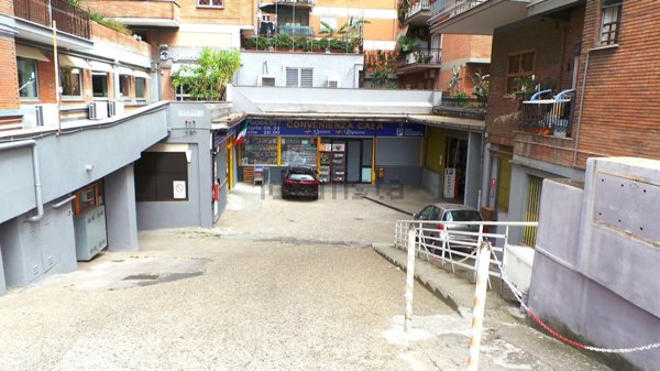 locale commerciale in vendita a Roma in zona Monte Sacro/Talenti