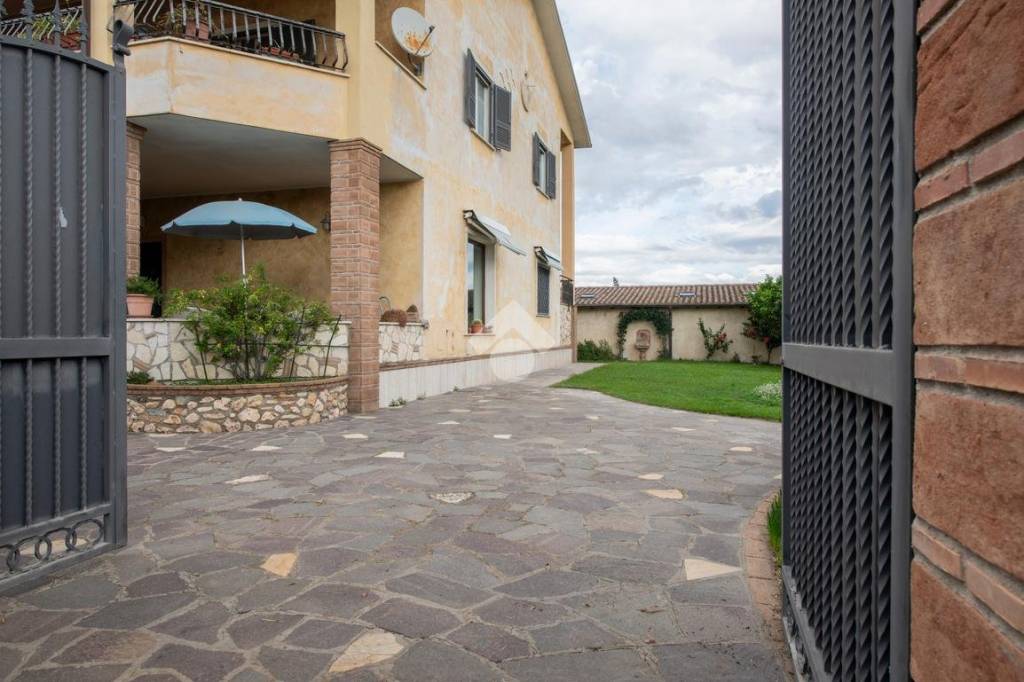 casa indipendente in vendita a Roma in zona Ostia Antica