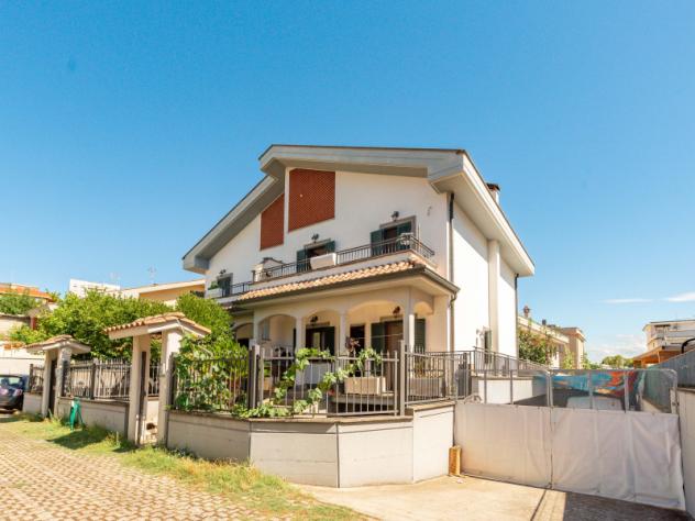 casa indipendente in vendita a Roma in zona Torre Angela