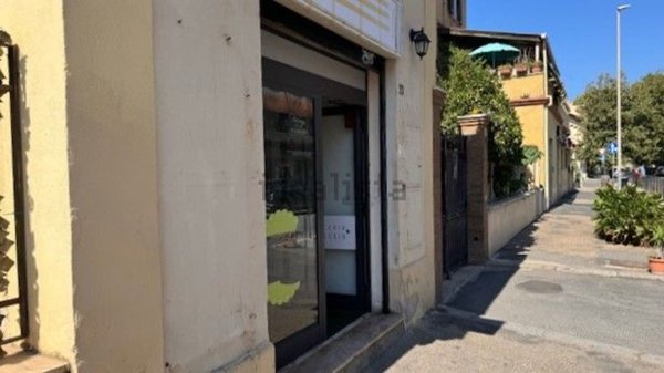 locale commerciale in vendita a Roma in zona Ostia