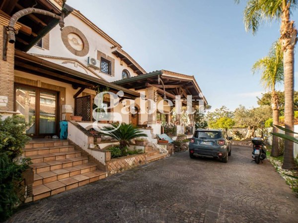 casa indipendente in vendita a Roma in zona Infernetto