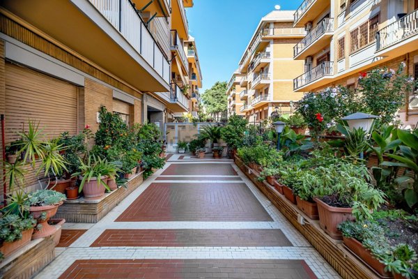 appartamento in vendita a Roma in zona Ostiense
