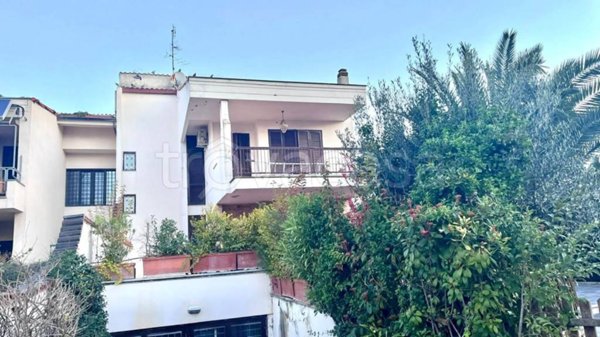 casa indipendente in vendita a Roma in zona Casal Palocco