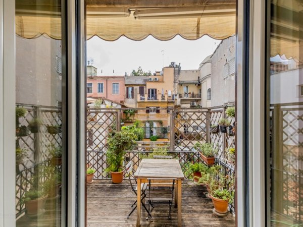 appartamento in vendita a Roma in zona Trevi-Colonna