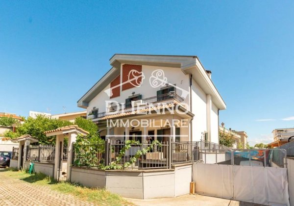 casa indipendente in vendita a Roma in zona Torre Angela