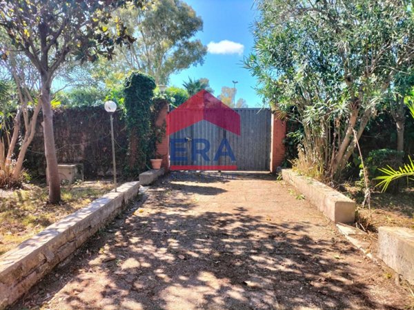 casa indipendente in vendita a Roma in zona Ostia Antica