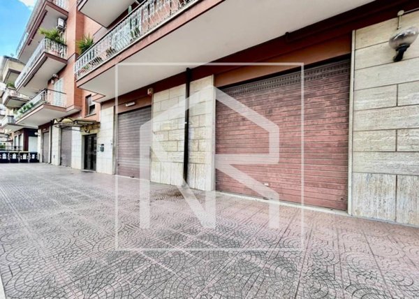 negozio in vendita a Roma in zona Colle Prenestino