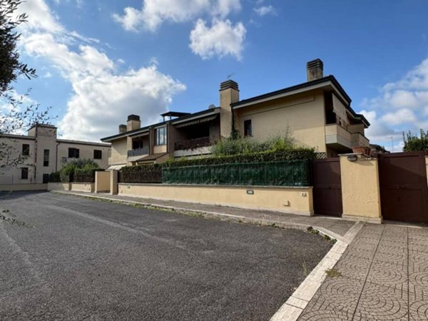 appartamento in vendita a Roma in zona Osteria del Curato