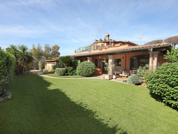 casa indipendente in vendita a Roma in zona Infernetto