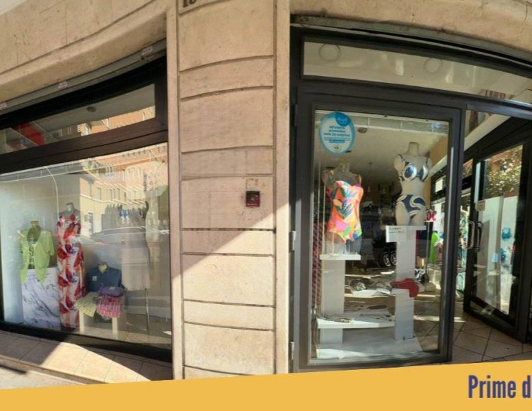 locale commerciale in vendita a Roma in zona Appio Latino