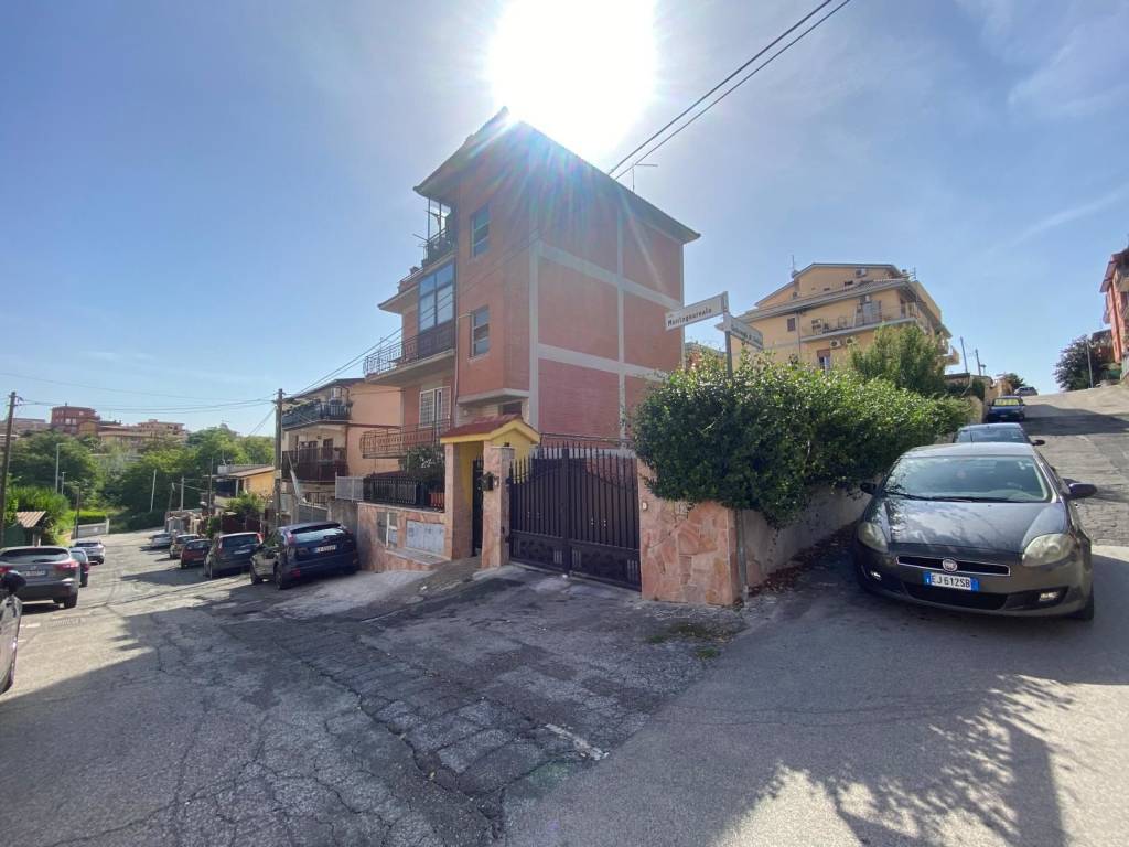 appartamento in vendita a Roma in zona Finocchio