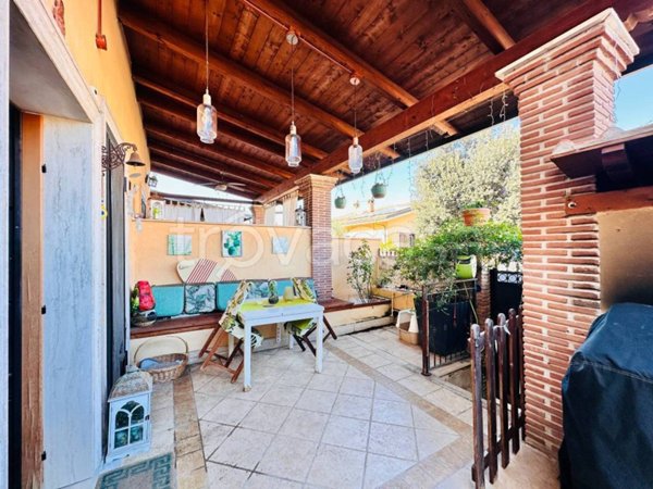 casa indipendente in vendita a Roma in zona Longarina