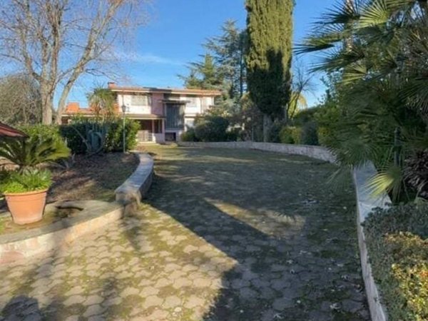 casa indipendente in vendita a Roma