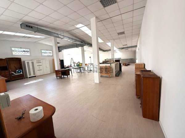 locale commerciale in vendita a Roma in zona Portuense