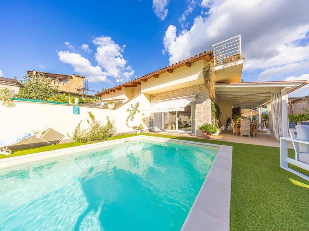 casa indipendente in vendita a Roma in zona Finocchio