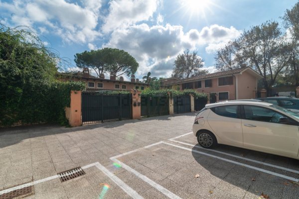 casa indipendente in vendita a Roma in zona Ardeatino