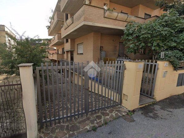 locale commerciale in vendita a Roma in zona Labaro