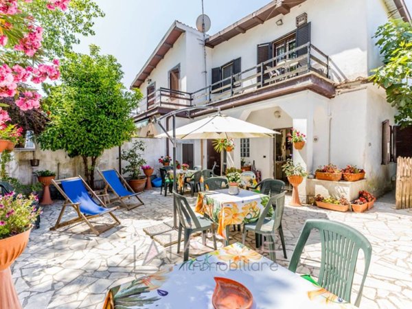 casa indipendente in vendita a Roma in zona Infernetto