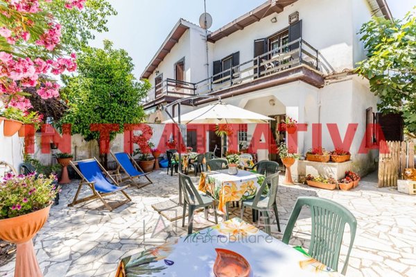 casa indipendente in vendita a Roma in zona Infernetto