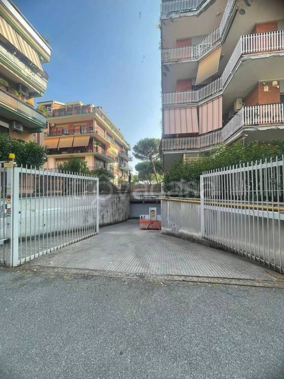 locale di sgombero in vendita a Roma in zona Appio Claudio