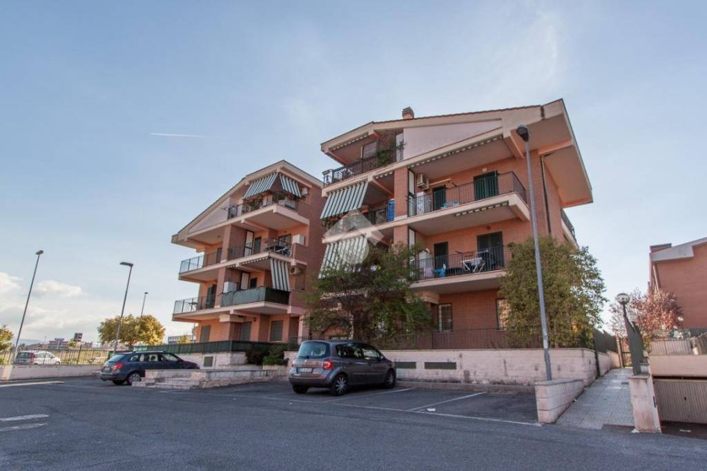 negozio in vendita a Roma in zona Castelverde