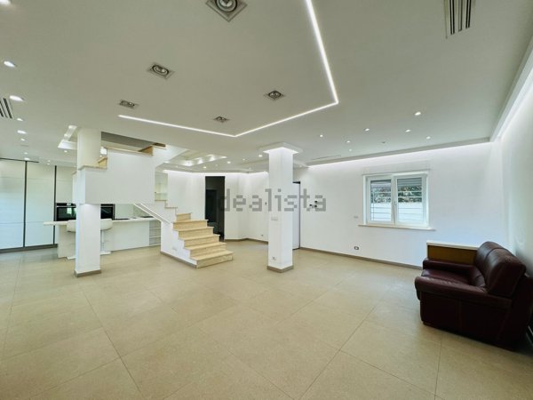 casa indipendente in vendita a Roma in zona Valle Santa