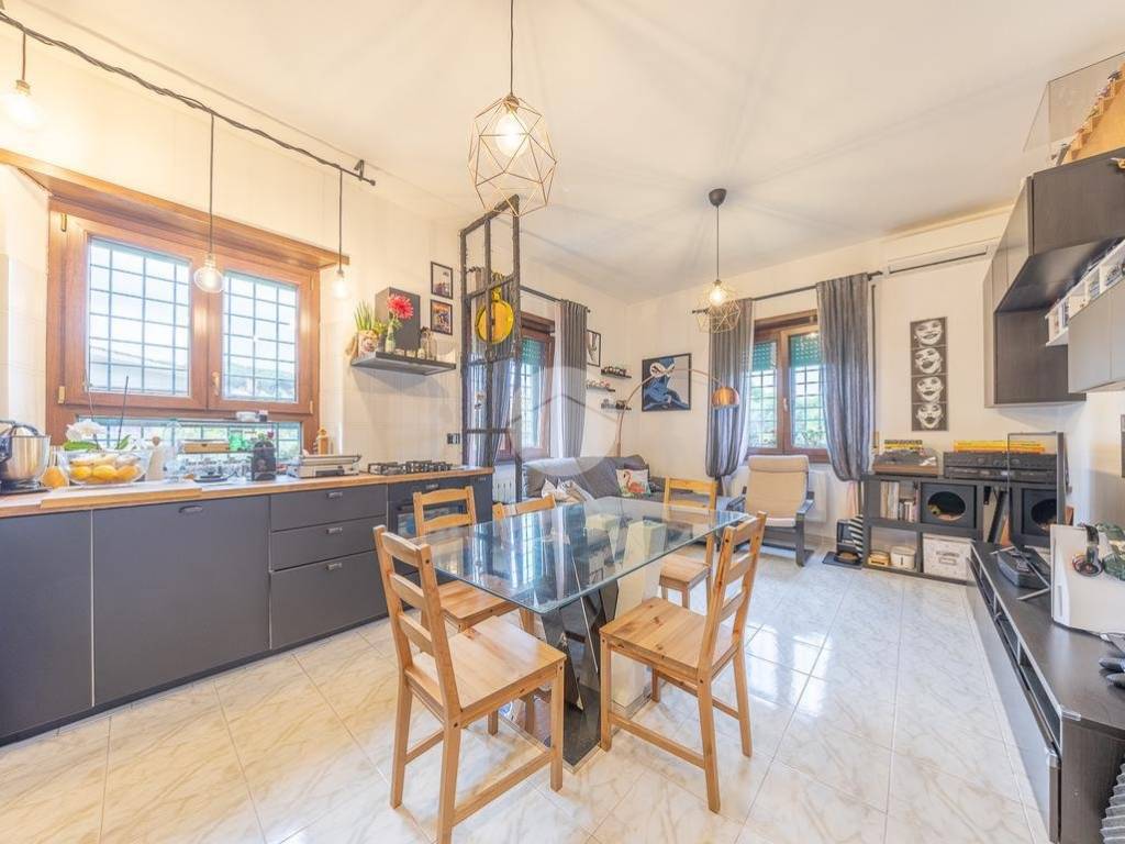 appartamento in vendita a Roma in zona Appio Pignatelli