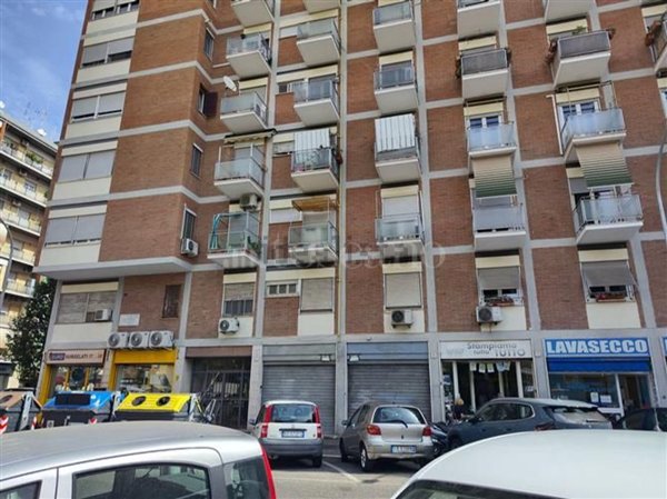 locale commerciale in vendita a Roma in zona Portuense