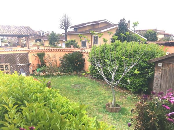 casa indipendente in vendita a Roma in zona Infernetto