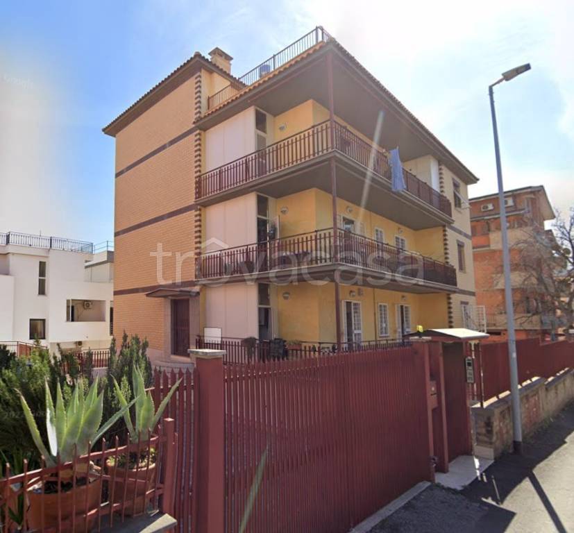 appartamento in vendita a Roma in zona Torre Angela