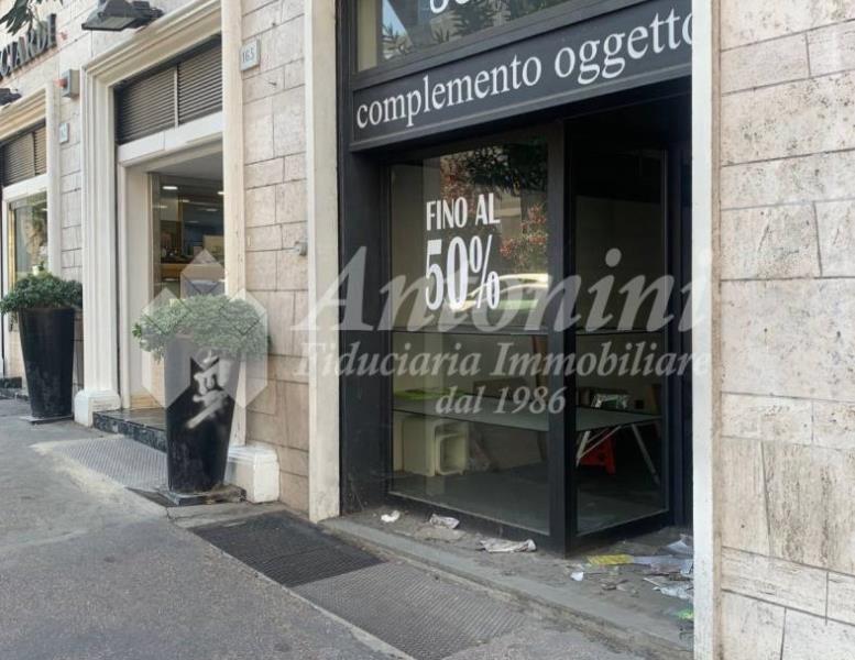negozio in vendita a Roma in zona Trieste