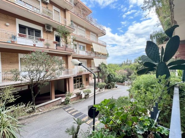 appartamento in vendita a Roma in zona Tomba di Nerone