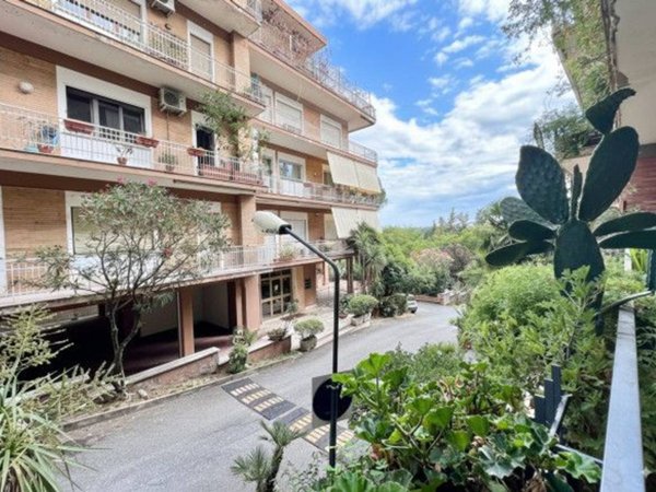 appartamento in vendita a Roma in zona Tomba di Nerone