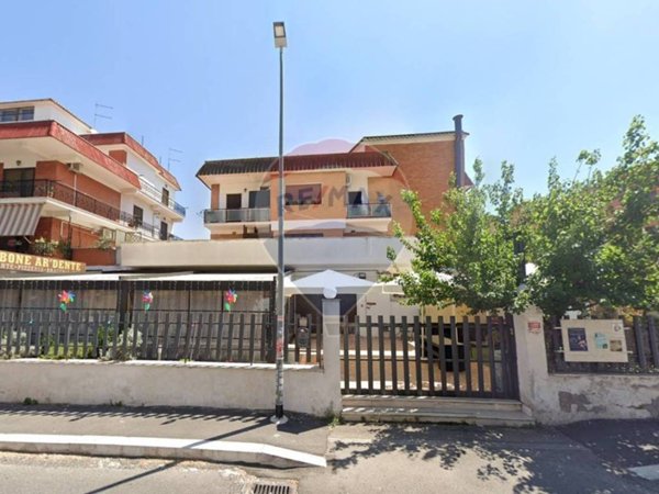 negozio in vendita a Roma in zona Torre Angela
