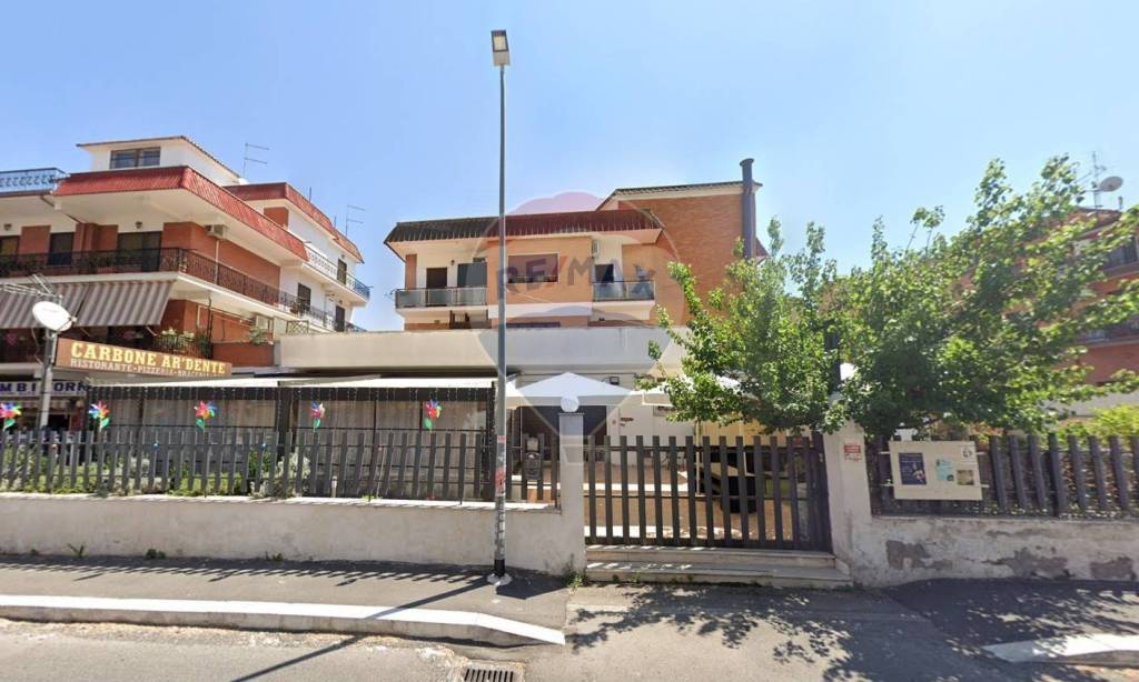 appartamento in vendita a Roma in zona Torre Angela