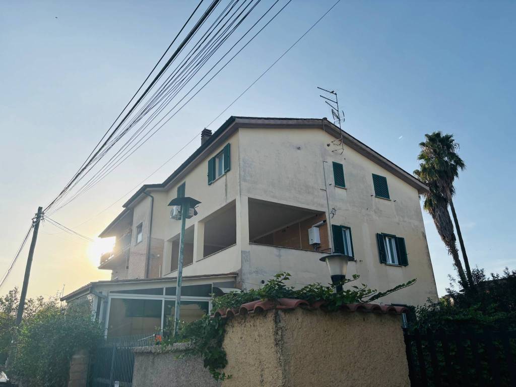 appartamento in vendita a Roma in zona Valle Santa