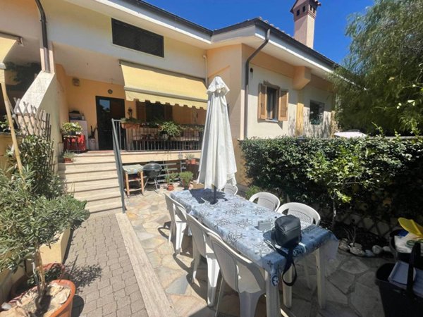 casa indipendente in vendita a Roma in zona Ostia Antica