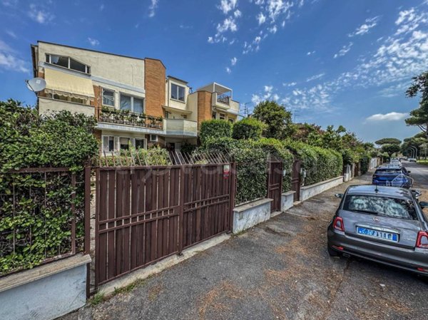 casa indipendente in vendita a Roma in zona Casal Palocco