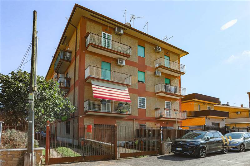 appartamento in vendita a Roma in zona Tor Bella Monaca