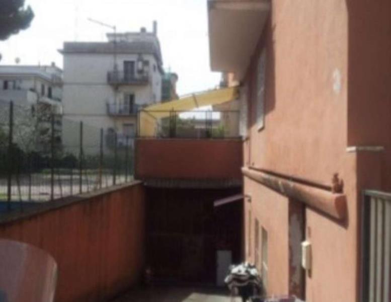 locale commerciale in vendita a Roma in zona Primavalle