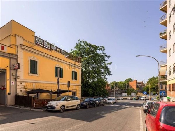 locale commerciale in vendita a Roma in zona Ostiense
