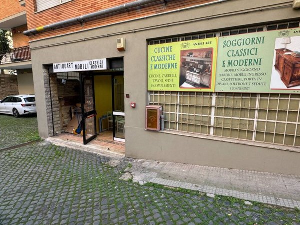 negozio in vendita a Roma in zona Appio Claudio