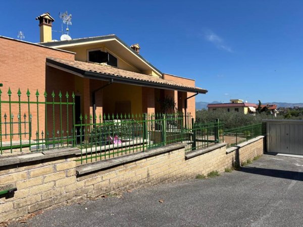casa indipendente in vendita a Roma in zona Lunghezza