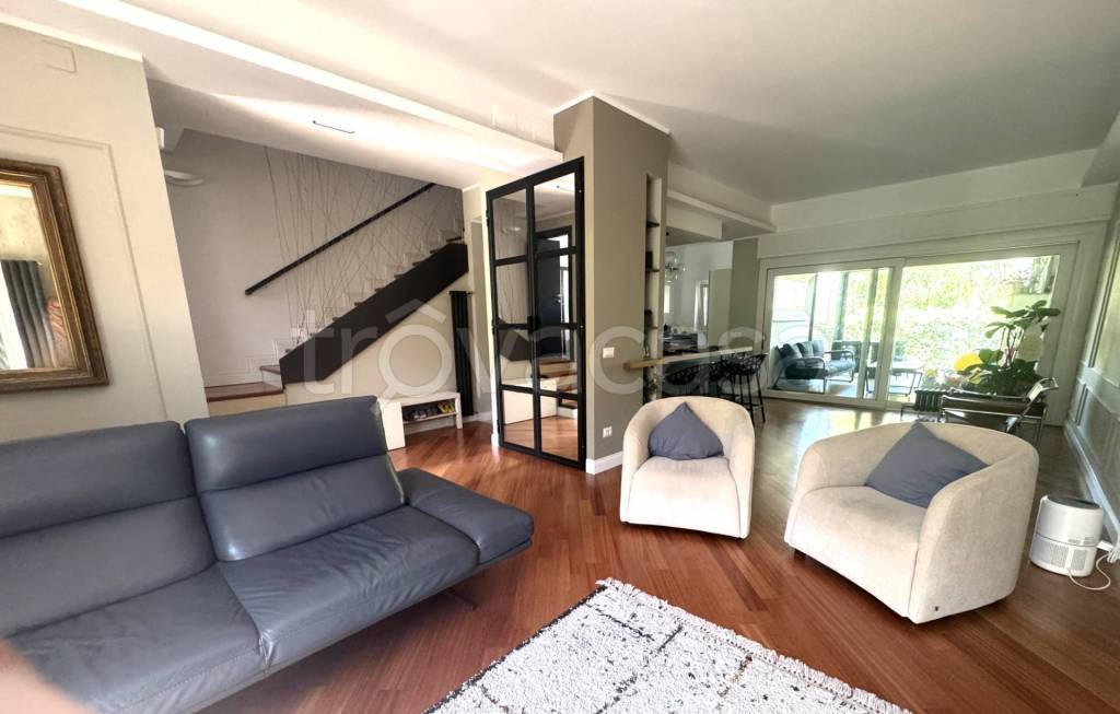 casa indipendente in vendita a Roma in zona Casal Palocco