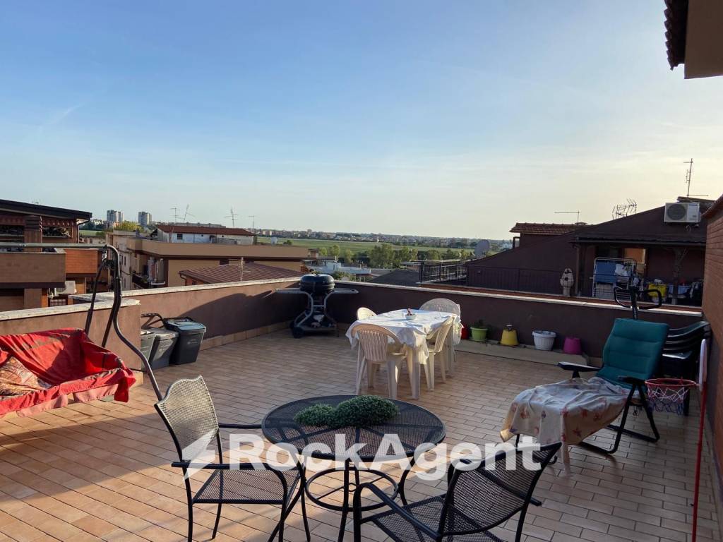 appartamento in vendita a Roma in zona Torre Angela
