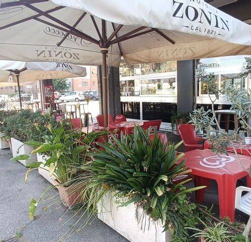 negozio in vendita a Roma in zona Castel Fusano