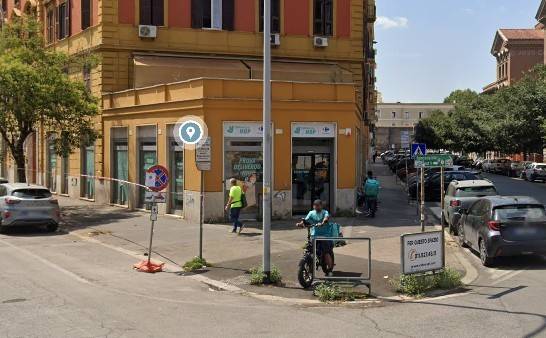 negozio in vendita a Roma in zona Tuscolano