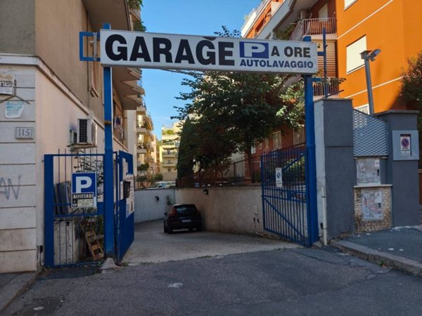 negozio in vendita a Roma in zona Appio Latino