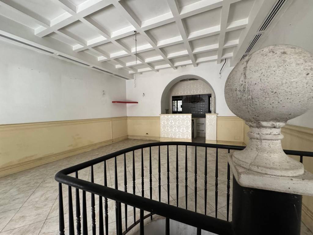 locale commerciale in vendita a Roma in zona Rione Regola