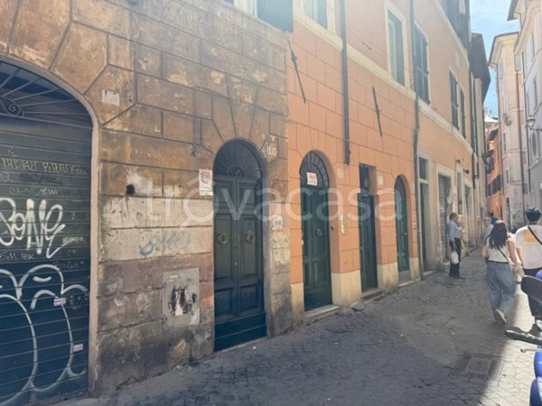 locale commerciale in vendita a Roma in zona Rione Regola